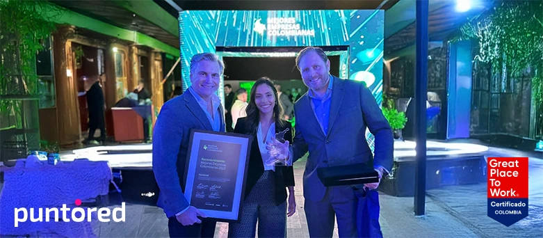 Representantes de Puntored recibiendo el certificado Great Place to Work